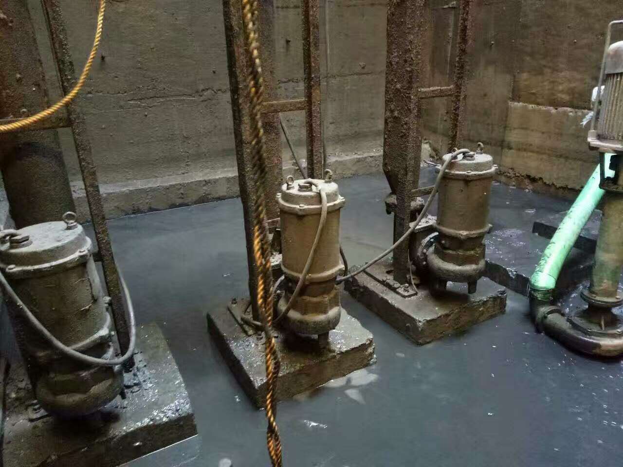 铁山污水池清理