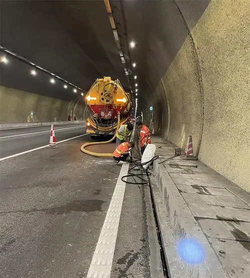 铁山隧道排水渠清淤